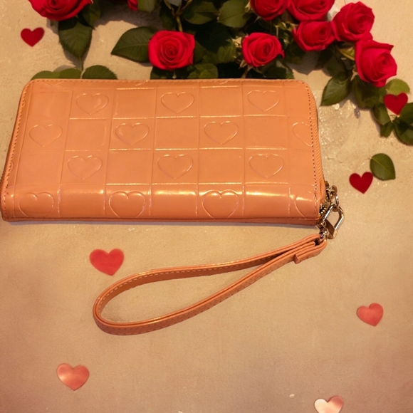 BETSEY JOHNSON NWOT Mauve hearts 💕 and Wristlet Wallet Patent Leather - Picture 2 of 8